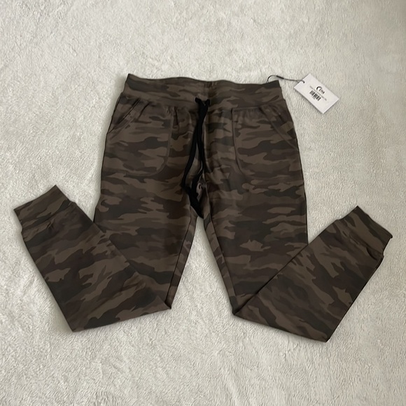 Zyia Green Camo Unwind Jogger, Medium (6-8) - Picture 14 of 16